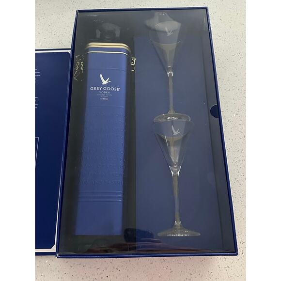 2 New Etched Grey Goose Vodka Crystal Martini Cocktail Glasses + Bottle Tin - Picture 3 of 4